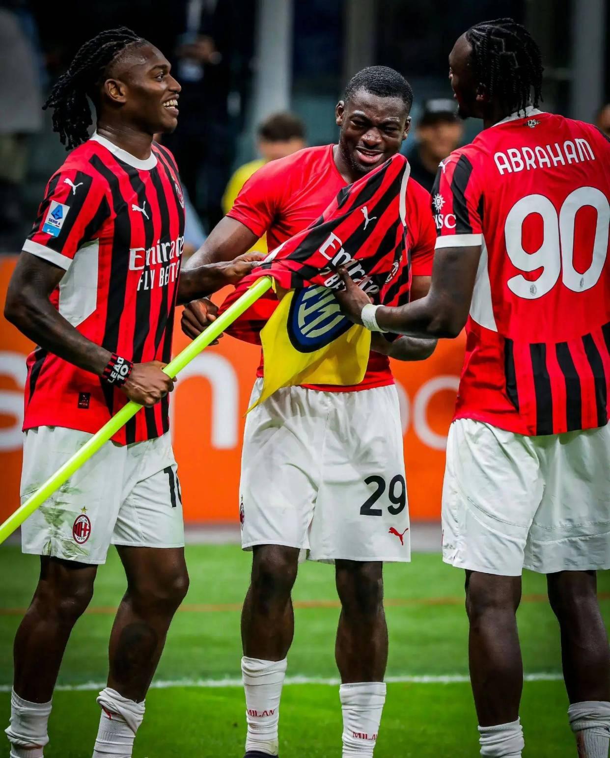 AC米兰训练开放日，转会期门线救险引欢呼，英超在即，赛季目标并未改变