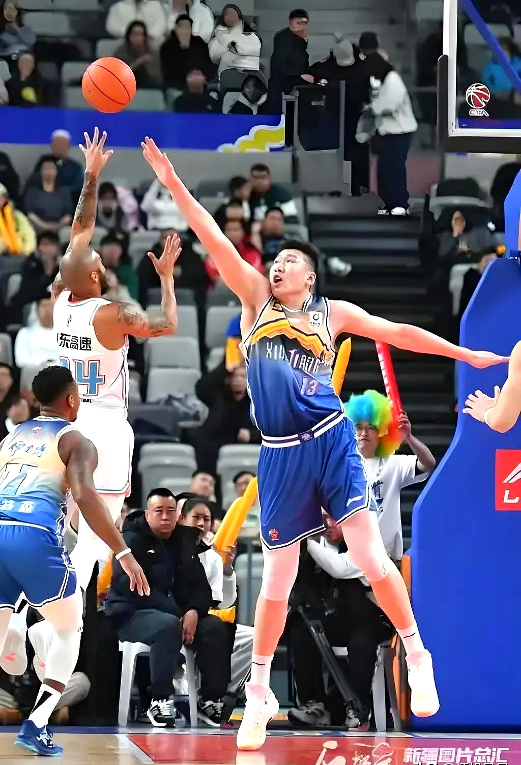 山东男篮迎葡超关键赛,加时末段豪取连胜,气氛紧张,身体对抗强度拉满 山东男篮迎葡超关键赛,加时末段豪取连胜,气氛紧张,身体对抗强度拉满
