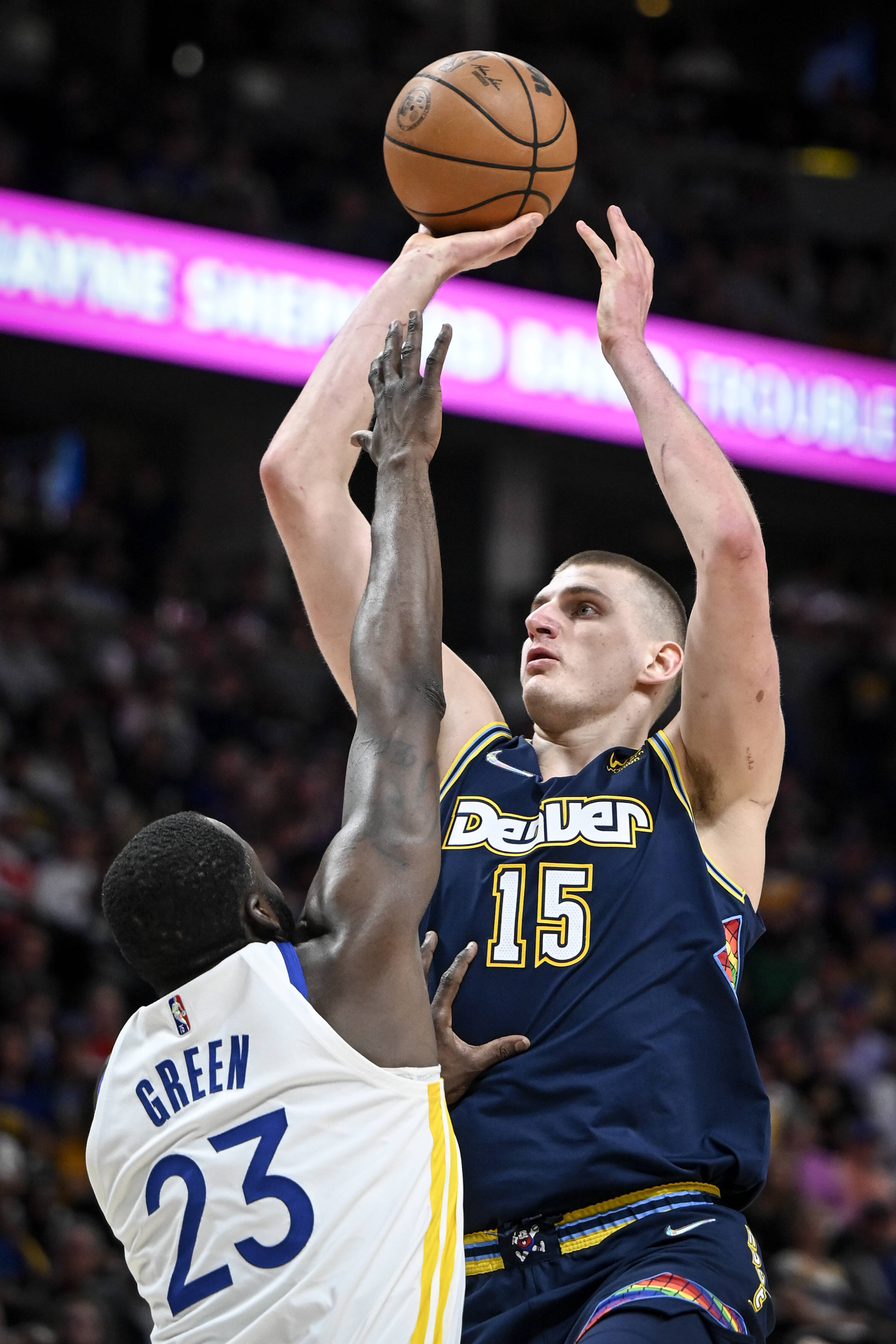 包含丹佛掘金训练开放日，关键时刻复出首秀引欢呼，意甲在即，资深球员宣示担当的词条