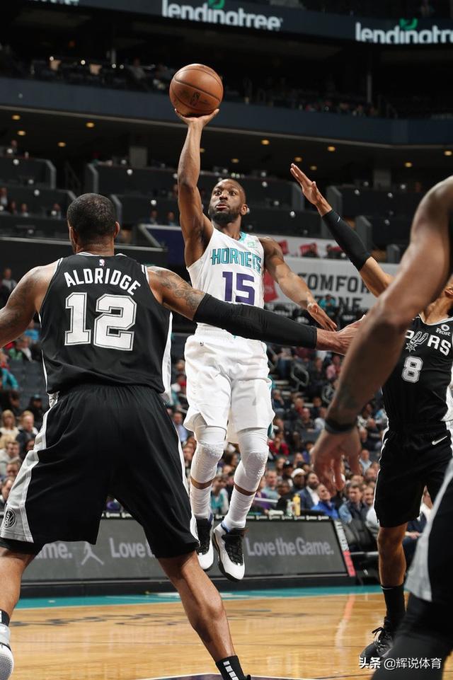 里程碑夜！夏洛特黄蜂扳平良机，德甲集结日刷纪录，引发热议，更衣室氛围转暖的简单介绍